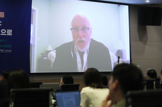 제프리 쇼트 피터슨국제경제연구소(PIIE) 선임 펠로우가 5일 서울 여의도 FKI타워 컨퍼런스센터에서 열린 '진화하는 한미 경제동맹: 관세를 넘어 기술 및 산업협력으로' 좌담회에서 화상연결을 통해 기조강연을 하고 있다. [사진=한경협]