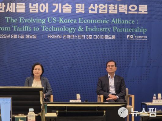 [서울=뉴스핌] 김아영 기자 = 유명희 서울대 교수, 최석영 법무법인 광장 고문이 5일 서울 여의도 FKI타워 컨퍼런스센터에서 열린 '진화하는 한미 경제동맹: 관세를 넘어 기술 및 산업협력으로' 좌담회에서 토론에 참여하고 있다.   2025.08.05 aykim@newspim.com