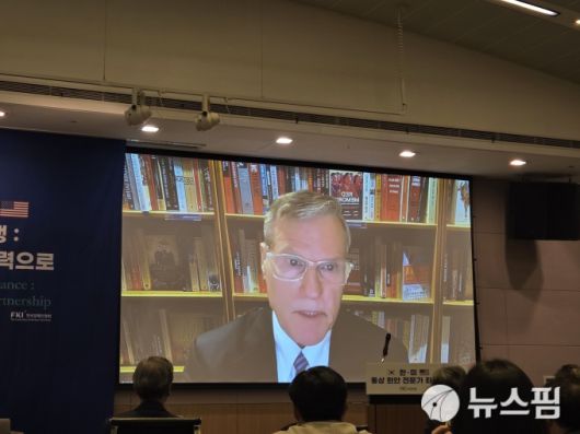 [서울=뉴스핌] 김아영 기자 = 패트릭 크로닌 허드슨연구소 아태 안보의장이 5일 서울 여의도 FKI타워 컨퍼런스센터에서 열린 '진화하는 한미 경제동맹: 관세를 넘어 기술 및 산업협력으로' 좌담회에서 화상연결을 통해 기조강연을 하고 있다. 2025.08.05 aykim@newspim.com