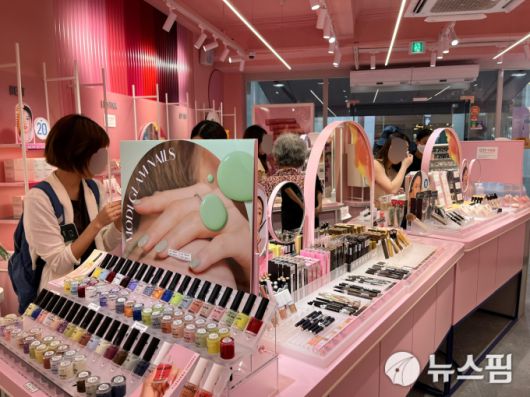 명동 화장품 거리에서 외국인 관광객들이 화장품을 발라보고 있다.[사진=뉴스핌DB]