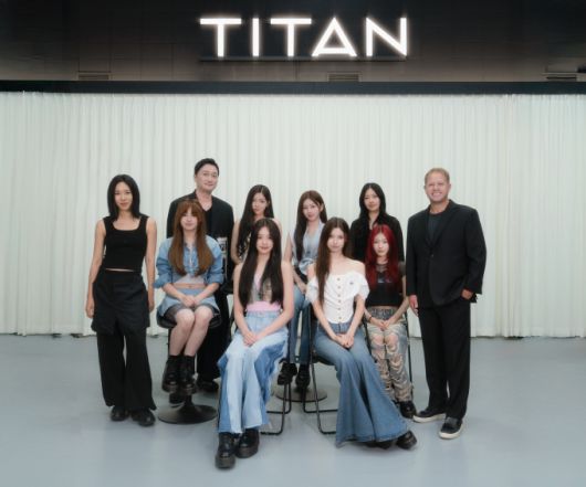 [서울=뉴스핌] 이지은 기자 = 타이탄 콘텐츠 주요 임원과 걸그룹 앳하트. [사진=타이탄 콘텐츠] 2025.08.06 alice09@newspim.com