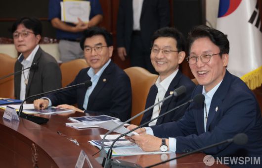 [서울=뉴스핌] 이길동 기자 = 김민석 국무총리가 23일 서울 종로구 정부서울청사에서 열린  APEC 정상회의 종합점검회의를 주재하고 있다. 2025.07.23 gdlee@newspim.com