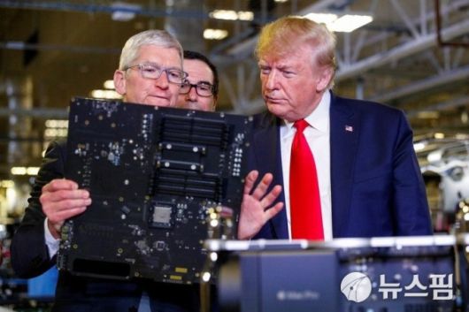 애플 텍사스 공장을 방문한 도널드 트럼프 미국 대통령과 제품을 보여주는 팀 쿡 애플 최고경영자 [사진=로이터 뉴스핌]
