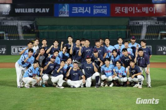 [서울=뉴스핌] 롯데 선수들이 지난 6일 사직 KIA전을 마지막으로 팀을 떠나는 데이비슨과 함께 사진을 찍고 있다. [사진 = 롯데] 2025.08.06 wcn05002@newspim.com