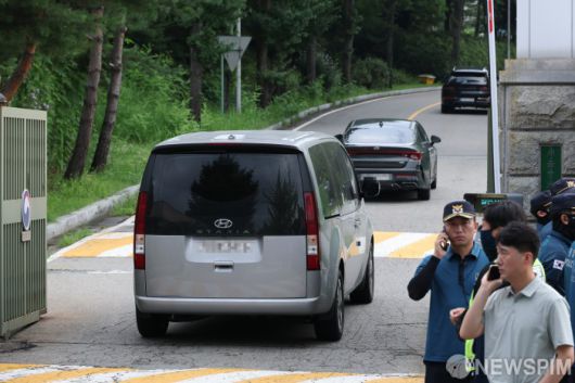 [의왕=뉴스핌] 정일구 기자 = 김건희 여사 의혹을 수사하는 민중기 특별검사팀이 탑승한 차량이 7일 오전 경기 의왕시 서울구치소에 윤석열 전 대통령 체포영장 재집행을 위해 들어서고 있다. 2025.08.07 mironj19@newspim.com
