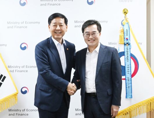 김동연(오른쪽) 경기도지사가 7일 구윤철 경제부총리를 만났다. [사진=경기도]