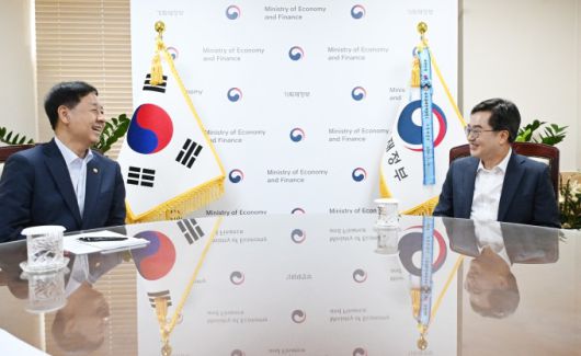 김동연 경기도지사가 구윤철 경제부총리를 만나 경기북부 개발, 기후위기 대응, 세월호 유가족 지원 등 주요 도정 현안에 대한 국비 지원과 협력 방안을 집중 논의했다. [사진=경기도]