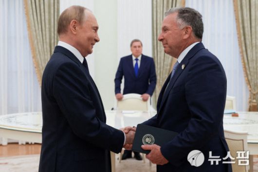 [모스크바 =로이터 뉴스핌]김근철 기자=블라디미르 푸틴 러시아 대통령(왼쪽)이 6일(현지시간) 모스크바 크레림궁에서 도널드 트럼프 대통령의 특사인  스티브 위트코프를 만나 악수하고 있다.  2025.08.07 kckim100@newspim.com