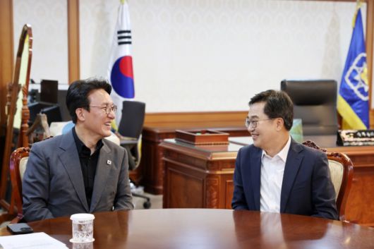 김동연 경기도지사가 김민석 국무총리를 만나 경기북부 개발, 기후위기 대응, 세월호 유가족 지원 등 주요 도정 현안에 대한 국비 지원과 협력 방안을 집중 논의했다. [사진=경기도]