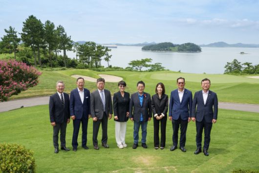 [서울=뉴스핌] 장환수 스포츠전문기자= LPGA 투어 BMW 레이디스 챔피언십이 10월 16일부터 나흘간 전남 파인비치골프링크스에서 개최된다. 업무 협약식에 참가한 인사들이 해변을 배경으로 기념 촬영을 했다. [사진=BMW코리아] 2025.08.08 zangpabo@newspim.com