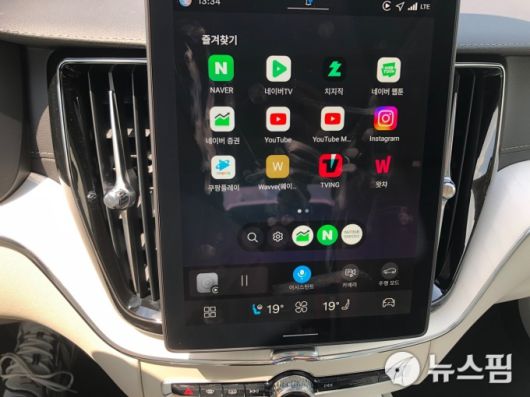[서울=뉴스핌] 조수빈 기자 = 볼보 XC60에 탑재된 네이버 웨일 아이콘을 선택하면 사용자가 원하는 여러가지 인포테인먼트 기능을 활용할 수 있다. [사진=조수빈 기자] 2025.08.07 beans@newspim.com
