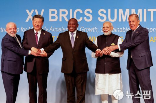 2023년 8월 브릭스(BRICS) 정상회의 참석자들이 남아공 요하네스버그 컨벤션 센터에서 기념촬영을 하는 모습. (왼쪽부터) 루이스 이나시우 룰라 디 시우바 브라질 대통령, 시진핑 중국 국가주석, 시릴 라마포사 남아공 대통령, 나렌드라 모디 인도 총리, 세르게이 라브로프 러시아 외무장관. [사진=로이터 뉴스핌]