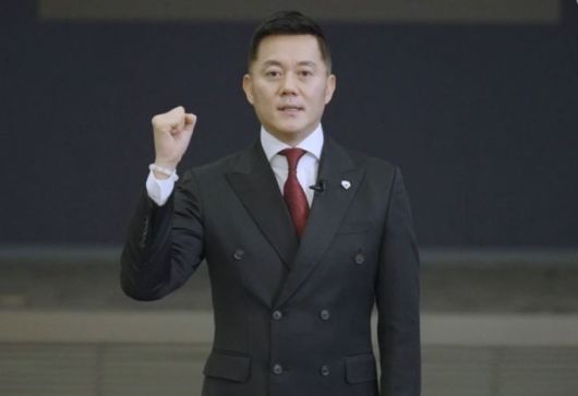 [서울=뉴스핌] 2일 오전 온라인으로 진행된 코오롱그룹 시무식에서 최우수 사원으로 선정된 코오롱모빌리티 최재준 부장이 신년사를 낭독하고 있다 [사진=코오롱]