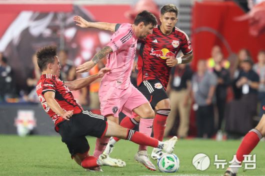 [해리슨 로이터=뉴스핌] 장환수 스포츠전문기자= 인터 마이애미 리오넬 메시가 7월 20일 뉴욕 레드불스와 원정경기에서 상대의 압박 수비를 뚫고 나아가고 있다. 2025.07.20 zangpabo@newspim.com