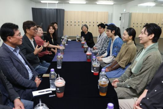 최휘영 문화체육관광부 장관이 8일 서울 종로구 대학로 홍익대학교아트센터 대극장을 방문해 뮤지컬 '스웨그에이지 외쳐, 조선!'을 관람한 뒤 출연진과 관계자를 만나 '케이-뮤지컬' 진흥을 위한 의견을 나누고 있다. [사진=문체부]