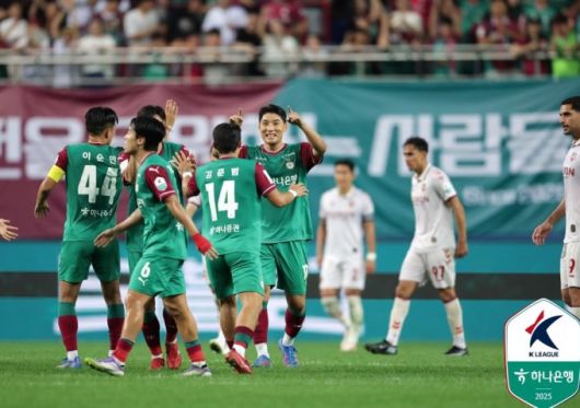 주민규(오른쪽)가 10일 수원전에서 동점골을 넣고 동료들과 기쁨을 나누고 있다. [사진=한국프로축구연맹]