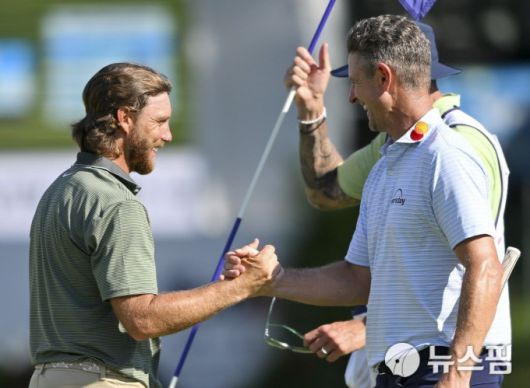 [멤피스 로이터=뉴스핌] 박상욱 기자= 플리트우드(왼쪽)가 10일 페덱스 세인트주드 챔피언십 3라운드를 마치고 로즈와 인사를 나누고 있다. 2025.08.010 psoq1337@newspim.com