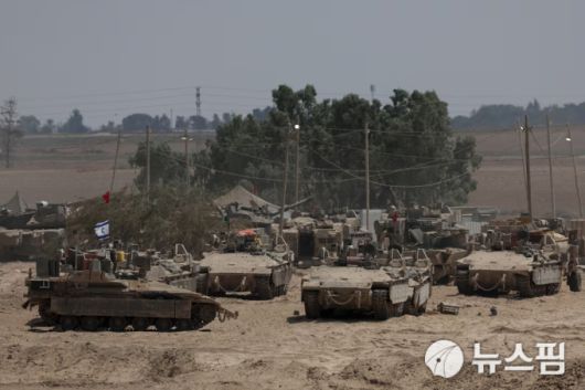 [가자지구 로이터=뉴스핌] 장일현 특파원 = 이스라엘 군용 차량들이 10일(현지시간) 팔레스타인 가자지구 국경 근처에 집결해 있다. 이스라엘은 최근 가자지구 북부 최대 도시인 가자시티에 대한 군사적 점령을 공식화했다. 2025.08.10. ihjang67@newspim.com