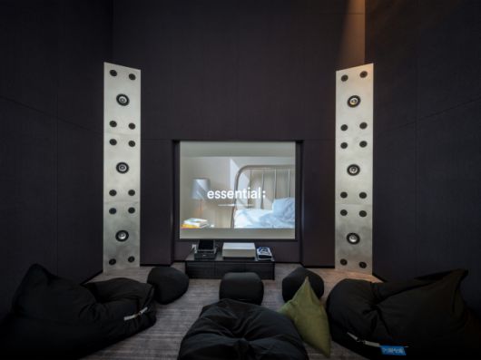 [서울=뉴스핌] 송현도 기자 =  하이엔드 음향 시스템을 갖춘 음악 감상실 리스닝(LISTENING) 룸. 공간에 맞춰 직접 제작했다는 스피커와 플레이스테이션이 갖춰져 있다. [제공=SK D&D] 2025.08.08 dosong@newspim.com