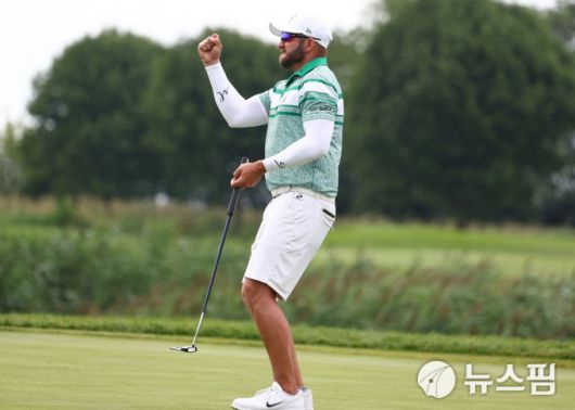 [보일링브룩 로이터=뉴스핌] 박상욱 기자= 딘 버미스터가 11일 LIV 골프 미국 시카고 대회 최종 3라운드에서 우승을 확정짓고 기뻐하고 있다. 2025.08.11 psoq1337@newspim.com