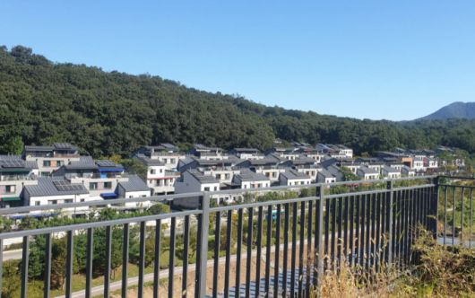 주택단지에 설치된 태양광 집열판 모습 [사진=고양시]