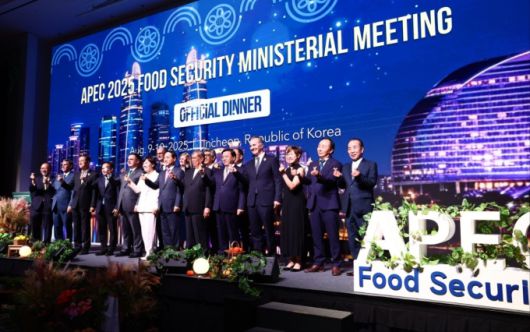 지난 9일 인천 영종도 파라다이스시티 호텔에서 열린 아시아태평양경제협력체(APEC) 식량안보 장관회의 공식 만찬 건배사. 사진 가운데 흰색 옷이 송미령 농림축산식품부 장관. [사진=공동취재단] 2025.08.09 plum@newspim.com