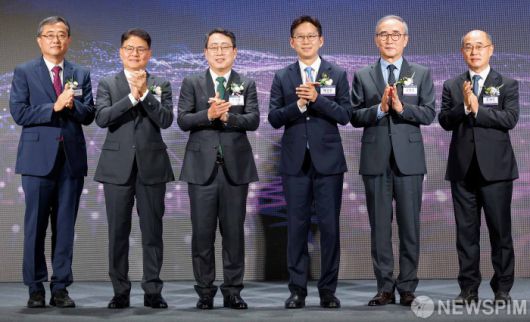 [서울=뉴스핌] 류기찬 인턴기자 = 유지상 KIF투자조합 투자운영위원장(왼쪽부터), 이철훈 LG유플러스 부사장, 유영상 SKT 대표이사, 배경훈 과학기술정보통신부 장관, 김영섭 KT 대표이사, 송재성 한국통신사업자연합회 상근부회장이 12일 오후 서울 중구 웨스틴조선 서울에서 열린 '정부-이통사 AI 투자협력 선언식'에서 기념사진을 촬영하고 있다. 2025.08.12 ryuchan0925@newspim.com