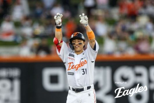 [서울=뉴스핌] 한화의 손아섭이 13일 대전 롯데와의 경기에서 2타점 적시 2루타를 친 뒤 세리머니 하고 있다. [사진 = 한화] 2025.08.13 wcn05002@newspim.com