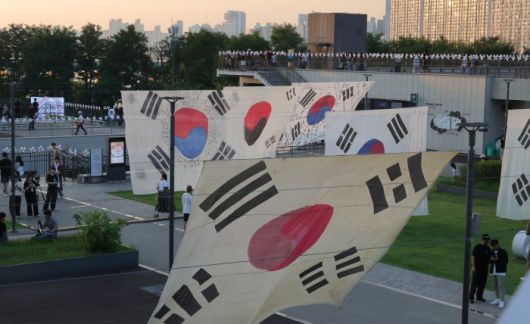 [서울=뉴스핌] 양윤모 기자 = 광복 80주년을 기념하는 행사가 9일 저녁 용산구 이촌동 노들섬 잔디마당에서 오세훈 서울시장,최호정 서울시의회 의장,고두심 서울시 명예시장 등이 참석한 가운데 서울문화재단 주최로 열린 가운데, 대형 태극기들이 전시되어 있다. 2025.08.09 yym58@newspim.com