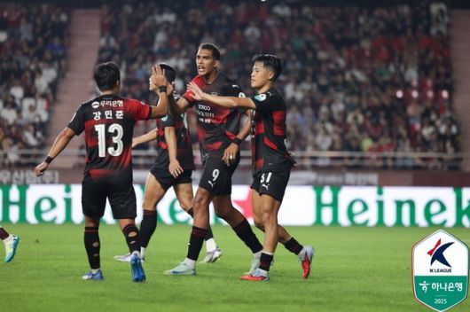 [서울=뉴스핌] 손지호 기자 = 프로축구 K리그1 포항 스틸러스 홍윤상(오른쪽)이 득점 후 동료들과 기뻐하고 있다. [사진=한국프로축구연맹] 2025.08.14 thswlgh50@newspim.com