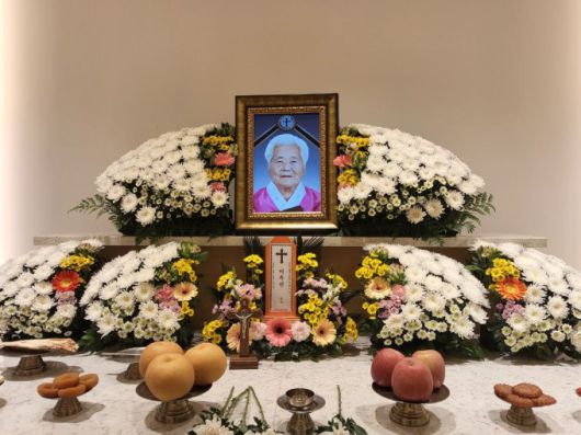 일본군 '위안부' 피해자인 이옥선(97) 할머니가 5월 11일 건강이 악화돼 별세했다. 이 할머니는 1928년 울산에서 태어나 15세이던 1942년 울산의 여관에서 일하던 중 일본군으로 추정되는 인물들에게 납치돼 중국 옌지의 위안소로 끌려갔다. 이 할머니가 별세하면서 정부에 등록된 일본군 위안부 피해자는 6명으로 줄었다. 생존자들의 평균연령은 96세다. [사진=정의기억연대 제공]
