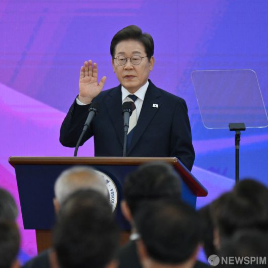 [서울=뉴스핌] 국회사진기자단 = 이재명 신임 대통령이 4일 서울 여의도 국회 로텐더홀에서 열린 약식 취임식에서 선서를 하고 있다. 2025.06.04 photo@newspim.com