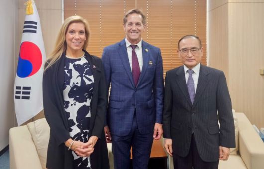 위성락(왼쪽 세번째) 대통령실 국가안보실장이 지난12일 용산 대통령실에서 베스 반 듀인(첫번째), 리차드 맥코믹 연방 하원의원과 면담하면서 기념사진을 찍고 있다. [사진=대통령실] 2025.08. 12