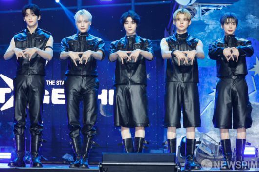 [서울=뉴스핌] 류기찬 인턴기자 = 보이그룹 투모로우바이투게더가 21일 오후 서울 동대문구 경희대학교 평화의 전당에서 열린 정규 4집 '별의 장: TOGETHER' 앨범 발매 쇼케이스에서 포즈를 취하고 있다. 타이틀곡인 '뷰티풀 스트레인저스'(Beautiful Strangers)는 몽환적인 피아노 라인과 강렬한 신디사이저 사운드의 대비가 돋보이는 곡이다. 2025.07.21 ryuchan0925@newspim.com