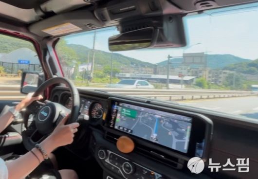 [서울=뉴스핌] 조수빈 기자 = 지프 랭글러 투스카데로 내부 운전 사진. [사진=조수빈 기자] 2025.08.14 beans@newspim.com