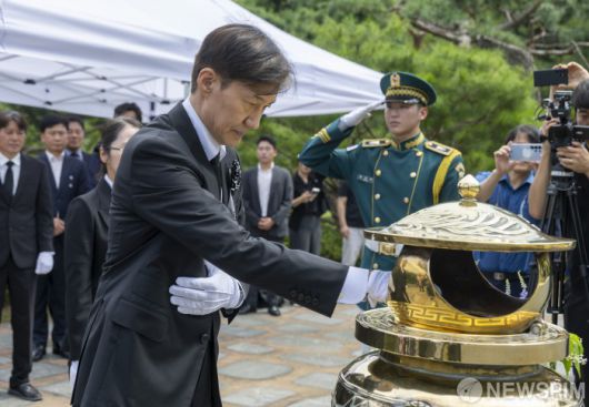 [서울=뉴스핌] 김학선 기자 = 조국혁신당 조국 전 대표가 18일 서울 동작구 국립서울현충원 내 김대중 전 대통령 묘역을 찾아 참배를 하고 있다. 2025.08.18 yooksa@newspim.com