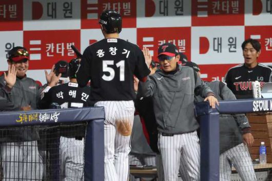 [고척=뉴스핌] 남정훈 인턴기자 = 홍창기가 8일 키움과의 경기에서 염경엽 감독과 파이파이브를 하고 있다. 2025.04.08 photo@newspim.com