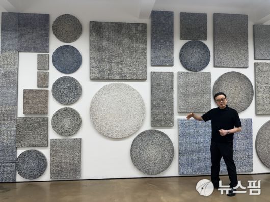 [서울=뉴스핌] 이지은 기자 = '흙으로부터' 전시에 참여한 이진용 작가. 2025.08.20 alice09@newspim.com