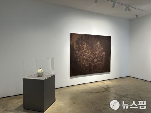 [서울=뉴스핌] 이지은 기자 = 학고재 대규모 단체전 '흙으로부터' 전시 전경. 2025.08.20 alice09@newspim.com