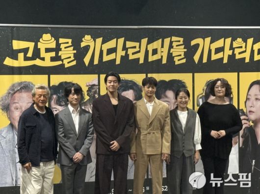 [서울=뉴스핌] 양진영 기자 = 연극 '고도를 기다리며를 기다리며'의 배우 박근형, 김병철, 이상윤, 최민호,, 김가영, 신혜옥. 2025.08.20 jyyang@newspim.com