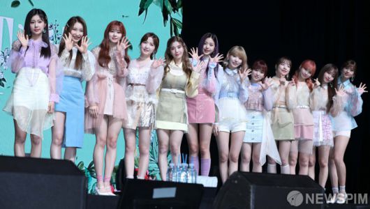 [서울=뉴스핌] 윤창빈 기자 = 그룹 아이즈원이 1일 오후 서울 용산구 블루스퀘어에서 열린 두 번째 미니 앨범 'HEART*IZ' 컴백 쇼케이스에서 포토타임을 갖고 있다. 이번 앨범은 사랑과 마음을 의미하는 영단어 'Heart'와 'IZ*ONE(아이즈원)'의 합성어로, 아이즈원이 표현하고 하는 진심의 이야기를 담은 앨범이라는 뜻을 가지고 있다. 2019.04.01 pangbin@newspim.com