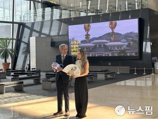 [서울=뉴스핌] 이지은 기자 = 유홍준 국립중앙박물관장(왼쪽)과 넷플릭스 '케이팝 데몬 헌터스' 메기 강 감독이 서로에게 선물을 건넸다. 2025.08.21 alice09@newspim.com