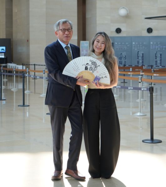 [서울=뉴스핌] 이지은 기자 = 유홍준 국립중앙박물관장(왼쪽)과 넷플릭스 '케이팝 데몬 헌터스' 메기 강 감독. [사진= 국립중앙박물관] 2025.08.21 alice09@newspim.com