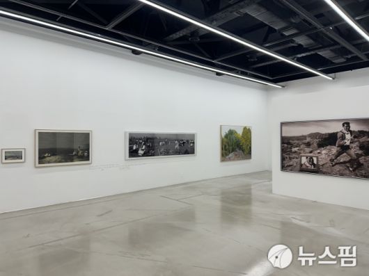 [서울=뉴스핌] 이지은 기자 = 아르코미술관의 하이라이트 전시 '안티-셀프: 나에 반하여' 강홍구 작가 작품 전시 전경. 2025.08.21 alice09@newspim.com