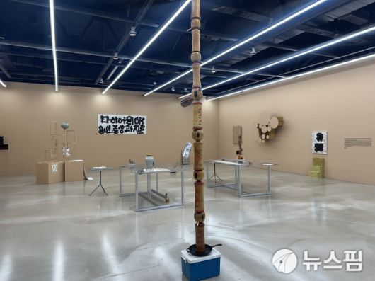 [서울=뉴스핌] 이지은 기자 = 아르코미술관의 하이라이트 전시 '안티-셀프: 나에 반하여' 김나영&그레고리 마스 작가 작품 전시 전경. 2025.08.21 alice09@newspim.com
