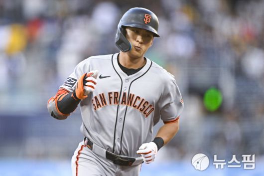 [샌디에이고 로이터=뉴스핌] 손지호 기자 = 샌프란시스코 자이언츠 이정후가 20일(한국시간) 미국 캘리포니아주 샌디에이고 펫코파크에서 열린 샌디에이고 파드리스와의 원정 경기에서 1회말 솔로 홈런을 친 후 베이스를 돌고 있다.2025.08.20 thswlgh50@newspim.com