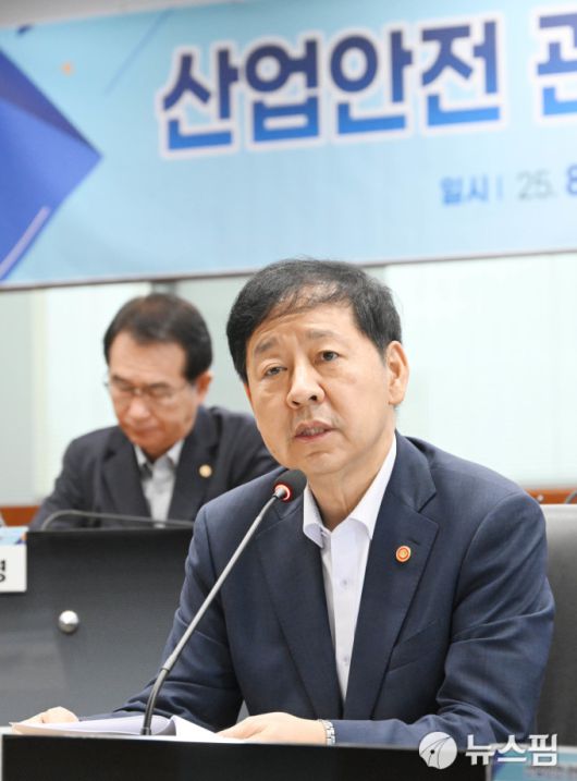 구윤철 부총리 겸 기획재정부 장관이 8월 22일 서울 중구 서울중앙우체국 포스트타워에서 열린 '산업안전 관련  공공기관 긴급간담회'를 주재, 모두발언을 하고 있다./제공=기획재정부