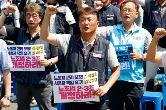 [서울=뉴스핌] 류기찬 인턴기자 = 양경수 민주노총 위원장이 28일 오후 서울 여의도 국회의사당 앞에서 열린 '20년을 기다렸다. 국회는 지금 당장 노조법 2‧3조 개정하고 즉각 시행하라! 긴급 결의대회'에서 구호를 외치고 있다. 2025.07.28 ryuchan0925@newspim.com