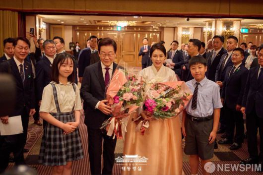 [서울=뉴스핌] 이재명 대통령과 김혜경 여사가 23일 일본 도쿄에서 열린 '함께 쓰는 새로운 역사, 진짜 대한민국' 재일동포 간담회에 참석하고 있다. [사진=대통령실] 2025.08.23 photo@newspim.com