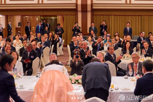 [서울=뉴스핌] 이재명 대통령과 김혜경 여사가 23일 일본 도쿄에서 열린 '함께 쓰는 새로운 역사, 진짜 대한민국' 재일동포 간담회에서 인사를 하고 있다. [사진=대통령실] 2025.08.23 photo@newspim.com